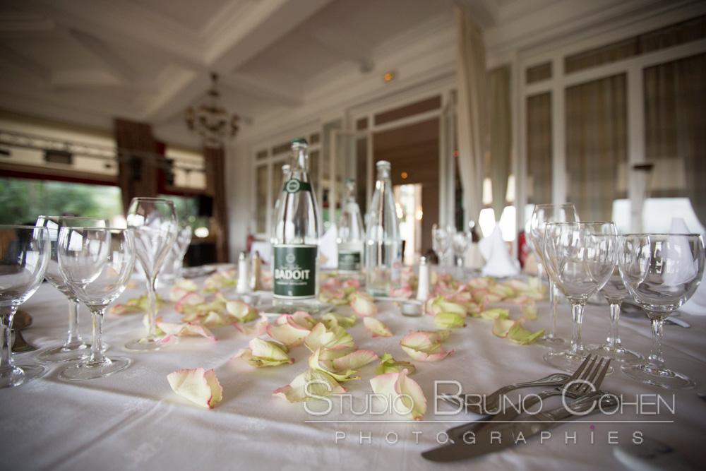 table pour la reception des maries avec des decorations florale
