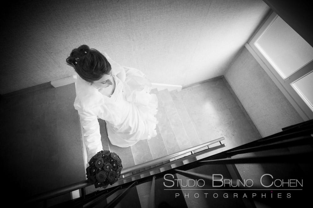 preparatifs noir et blanc mariee seule escalier 20150117_6297