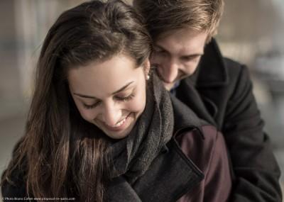 proposal-in-paris-photographe-engagement-bridge-couple
