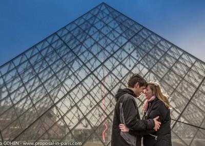 proposal-in-paris-photographe-engagement-louvres-pyramide