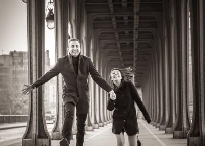 proposal-in-paris-photographe-engagement-bridge-bridge