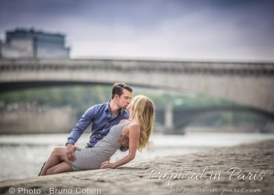 proposal-in-paris-photographe-engagement-bridge