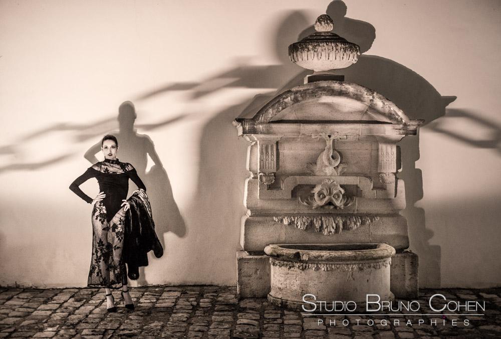photo de mode en noir et blanc Christie Gabriel au Chateau Saint Just