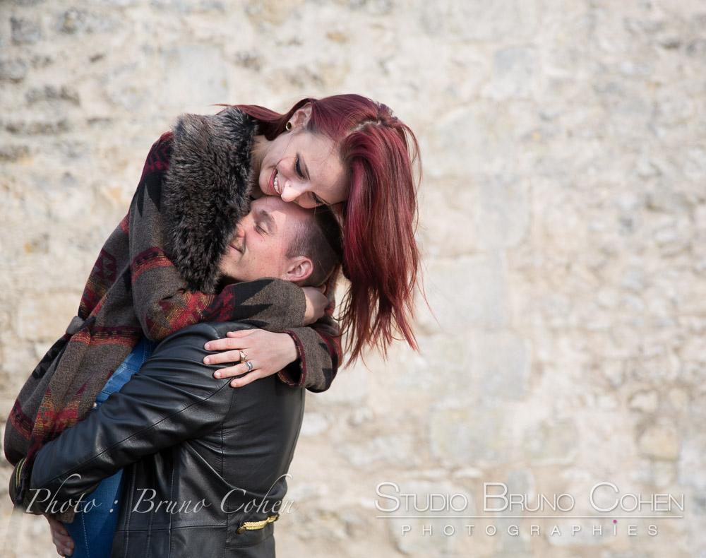 photographe portrait oise couple amoureux mur de pierre