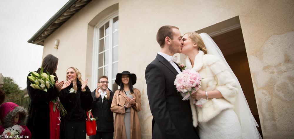 maries s'embrassent devant la mairie et les invites 