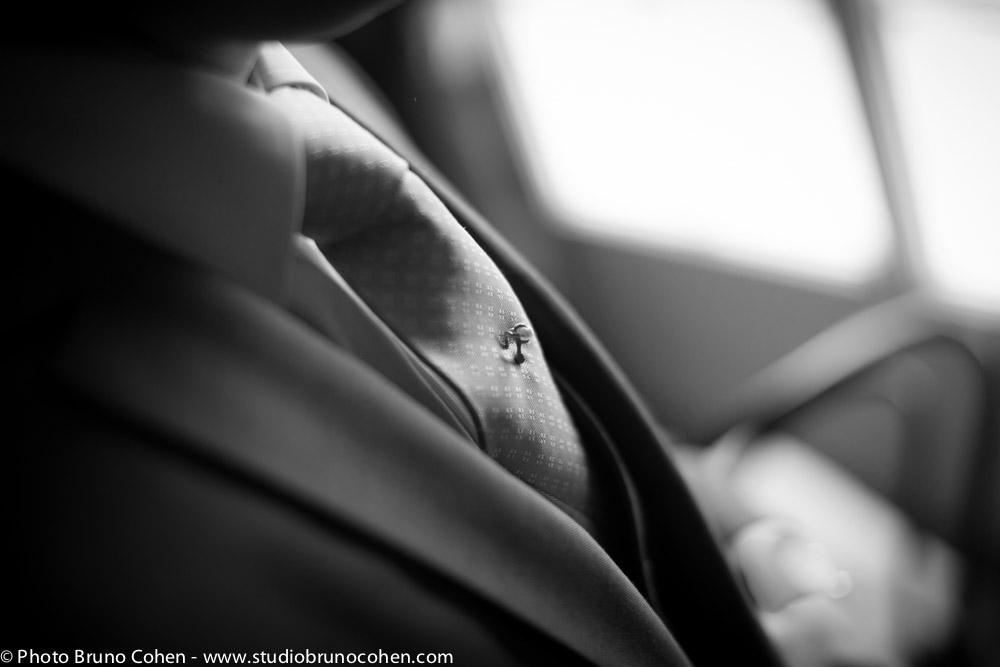 detail sur la cravatte du marie