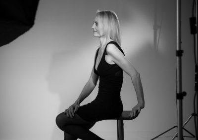 photo-studio-corporate-ambiance-noir-et-blanc-eclairage-portrait