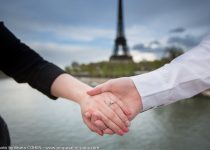 proposal-in-paris-engagement-photographer-ring-eiffel-tower