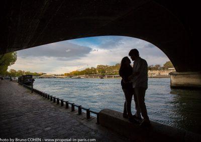 proposal-in-paris-engagement-photographer-bridge