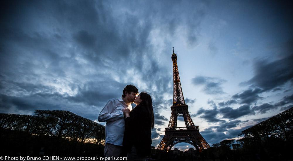 Savannah & James – demande en mariage et séance engagement à Paris