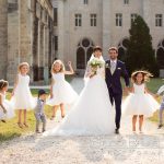 maiage-abbaye-royaumont-parc-invités-enfants-couple-mariés
