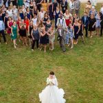 mariage-abbaye-royaumont-parc-invité-mariée-bouquet