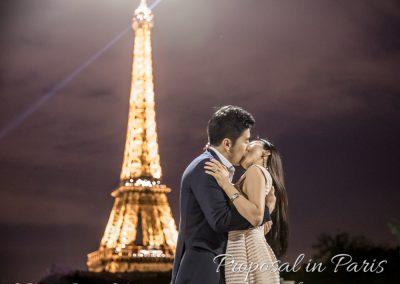 paris-demande-en-mariage-couple-baiser-tour-eiffel-lumière