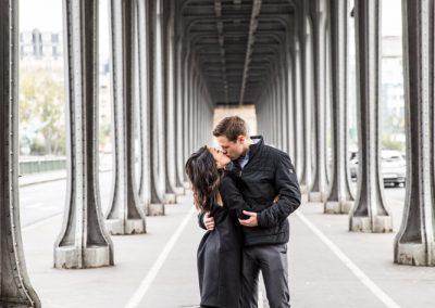best spot for pictures kissing couple on Bir-Hakeim bridge Paris greyish colors of winter