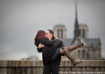 paris-demande-en-mariage-proposal-couple-baiser-notre-dame