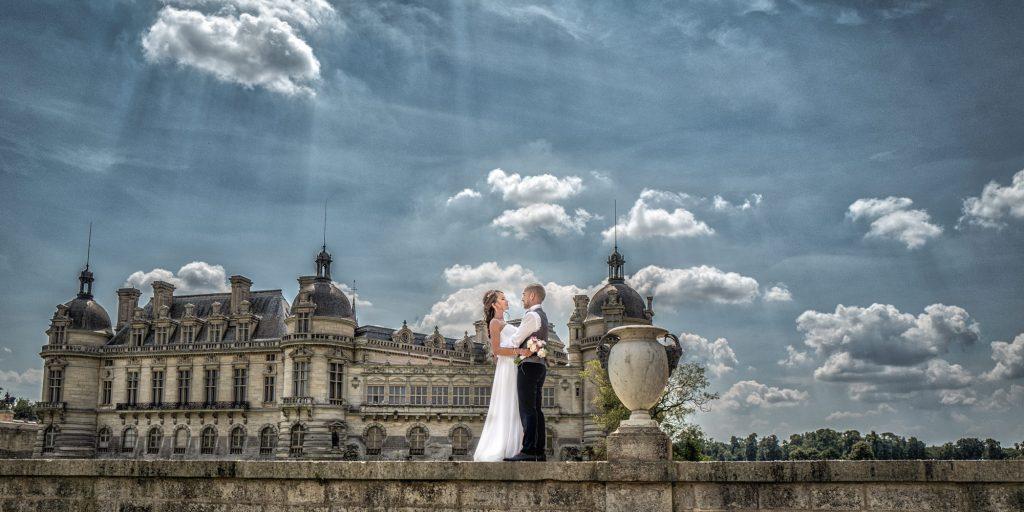 photographe-mariage-chantilly-oise-chateau-maries-ciel-nuageux