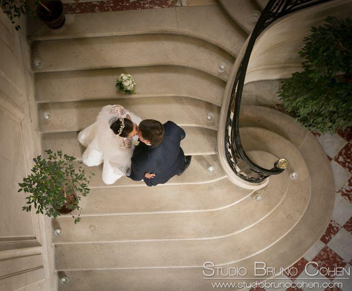 mariés vu d'en haut dans l'escalier de la réception du Chateau d'Ermenonville, Oise