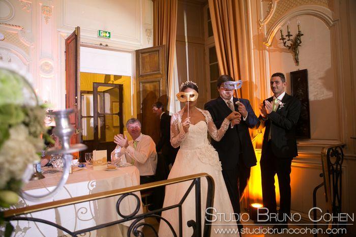 entrée des mariés dans la salle du diner au Chateau d'Ermenonville tenant des masques vénitiens