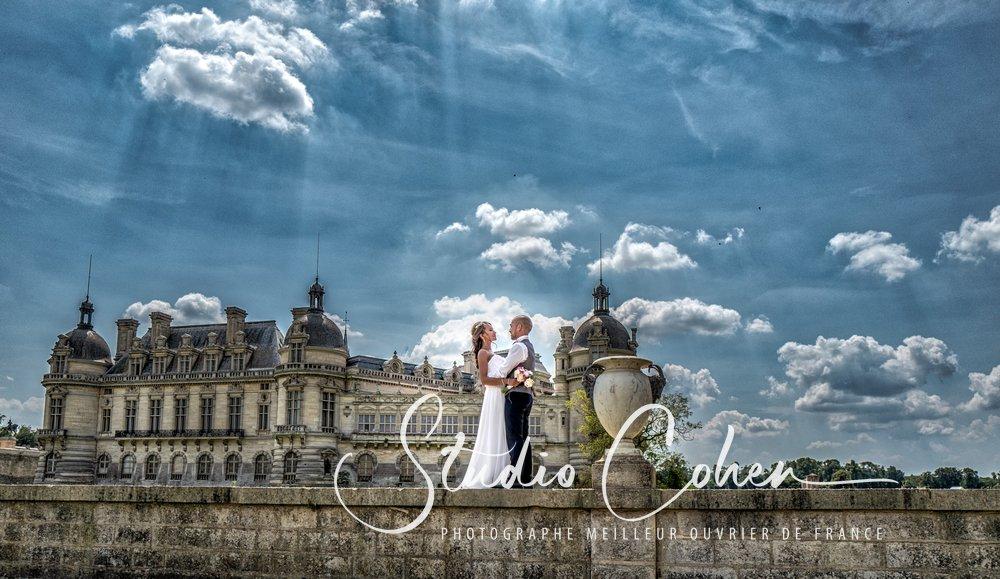 couple de mariés en pied se regardent, Chateau de Chantilly en arrière-plan