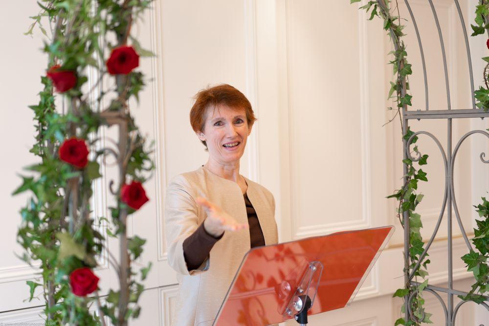 Helene Virally souriante, officiante-ceremony, cadrée en buste pendant une cérémonie laique a l'hotel Tiara Montroyal Chantilly