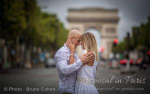 Focus sur les mariés avec l'Arc de Triomphe à Paris en arrière-plan